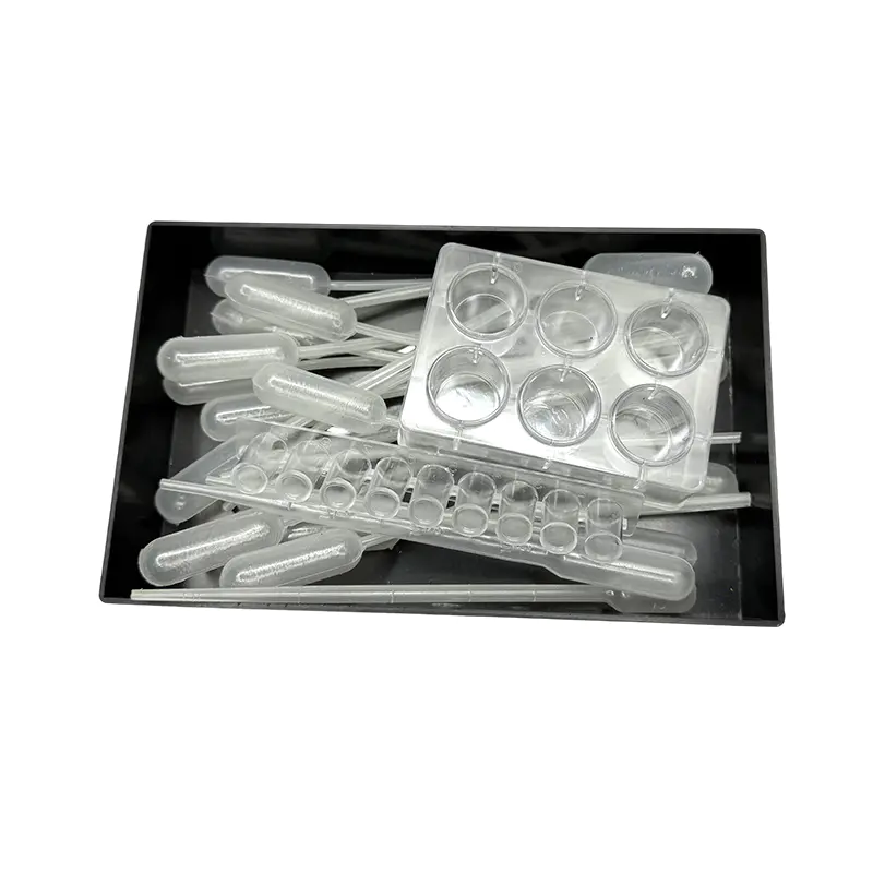 Laboratory plastic droppers and well plates are commonly used